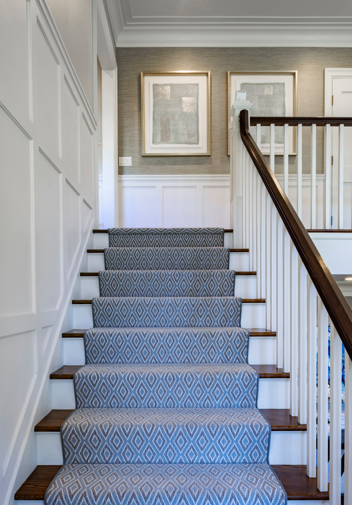 Источник вдохновения для домашнего уюта: большая угловая деревянная лестница в стиле неоклассика (современная классика) с ступенями с ковровым покрытием и деревянными перилами