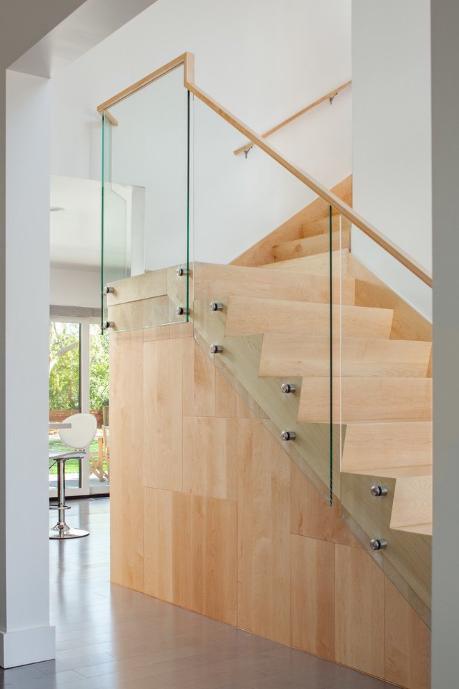 Идея дизайна: прямая деревянная лестница среднего размера в стиле модернизм с стеклянными ступенями и стеклянными перилами