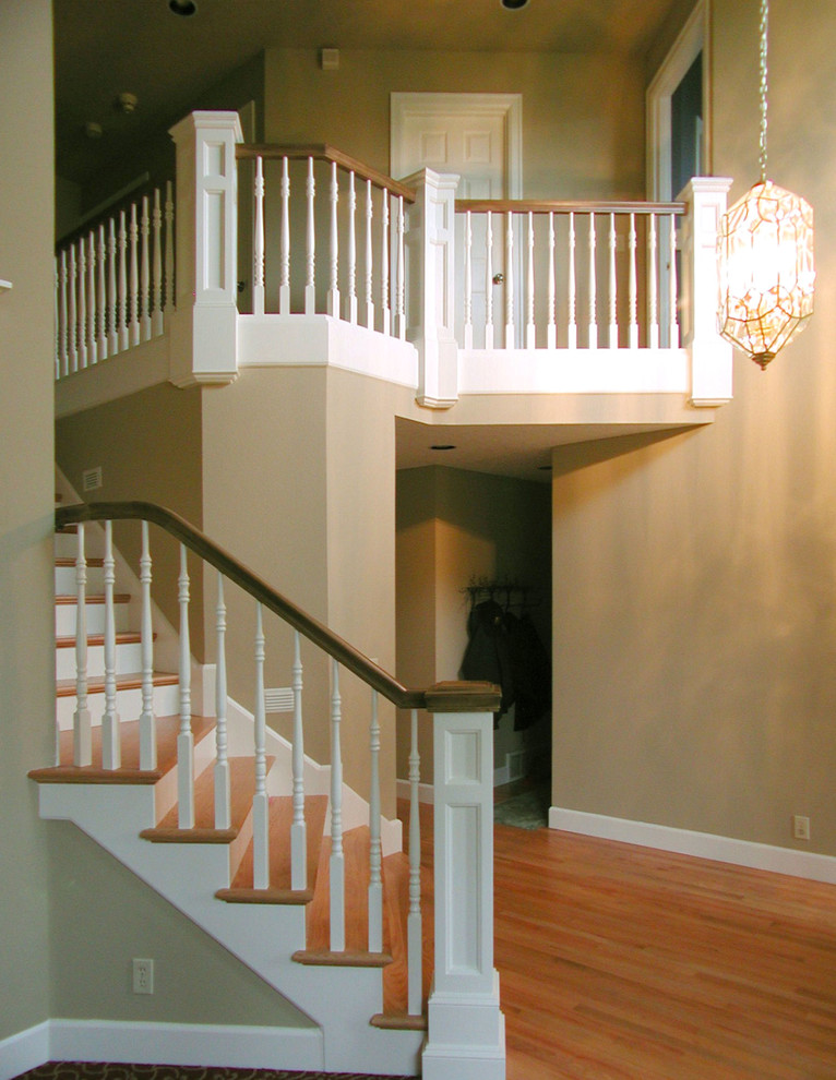 Exemple d'un grand escalier peint droit chic avec des marches en bois.