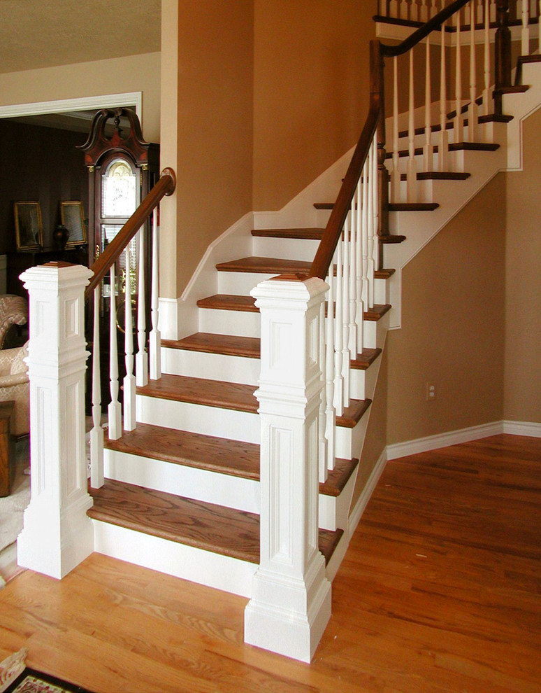 Идея дизайна: большая прямая лестница в классическом стиле с деревянными ступенями и крашенными деревянными подступенками