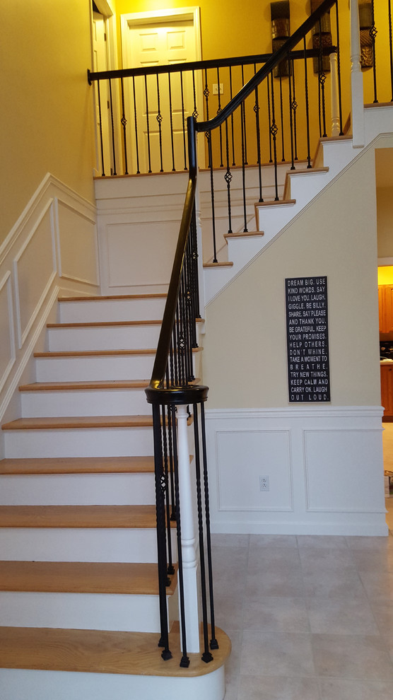На фото: угловая деревянная лестница среднего размера в классическом стиле с крашенными деревянными ступенями