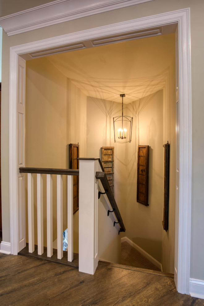 Diseño de escalera campestre de tamaño medio con barandilla de madera