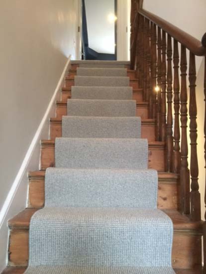 Mittelgroßes Klassisches Treppengeländer Holz in U-Form mit Teppich-Treppenstufen und Teppich-Setzstufen in London