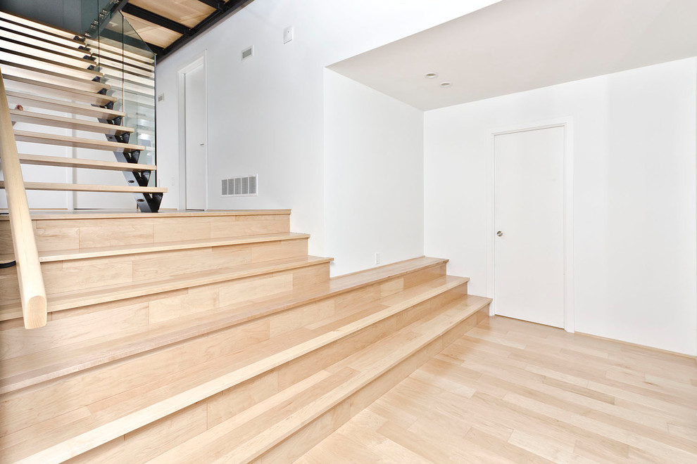 Ejemplo de escalera en U minimalista grande sin contrahuella con escalones de madera