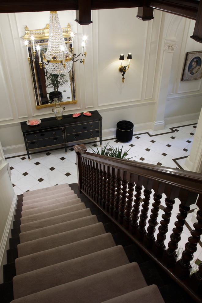 ロンドンにあるヴィクトリアン調のおしゃれな階段の写真