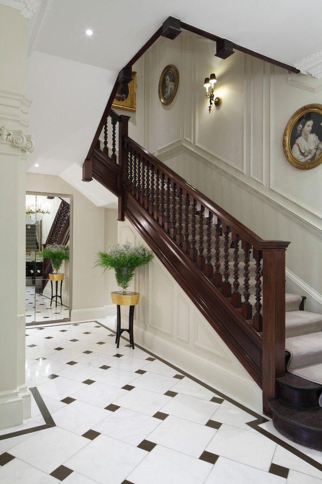 Свежая идея для дизайна: угловая лестница в классическом стиле с ступенями с ковровым покрытием и ковровыми подступенками - отличное фото интерьера