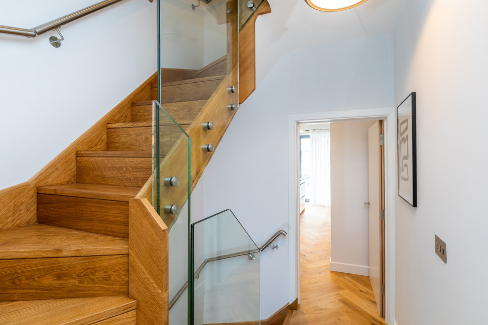Источник вдохновения для домашнего уюта: большая п-образная деревянная лестница в современном стиле с деревянными ступенями и перилами из смешанных материалов