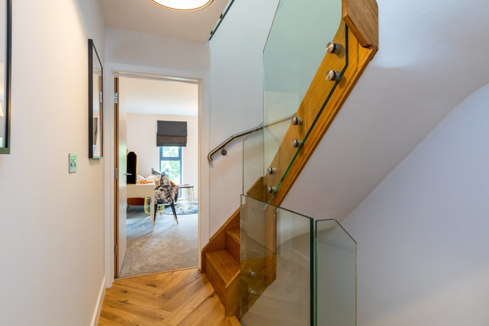 Imagen de escalera en U contemporánea grande con escalones de madera, contrahuellas de madera y barandilla de varios materiales