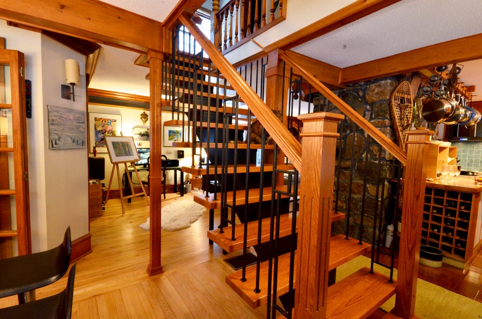Imagen de escalera recta tradicional renovada de tamaño medio sin contrahuella con escalones de madera