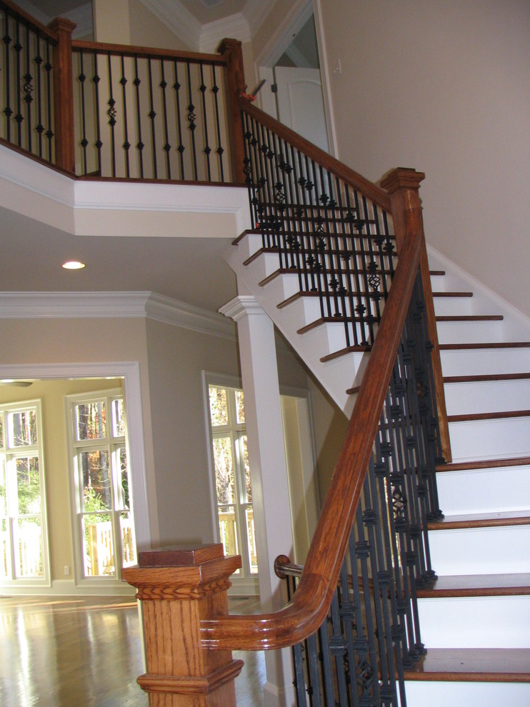 Ejemplo de escalera curva tradicional renovada de tamaño medio con escalones de madera y contrahuellas de madera pintada