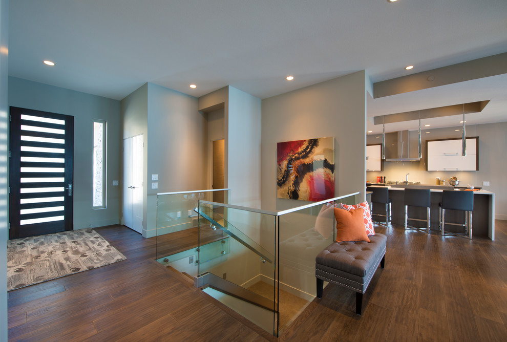 Modernes Treppengeländer Glas in U-Form mit Teppich-Treppenstufen und Teppich-Setzstufen in Vancouver