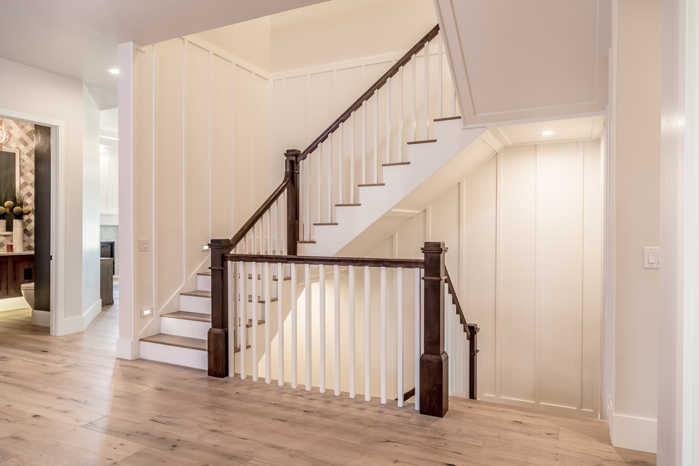 Modelo de escalera en U de estilo americano extra grande con escalones de madera, contrahuellas de madera y barandilla de madera