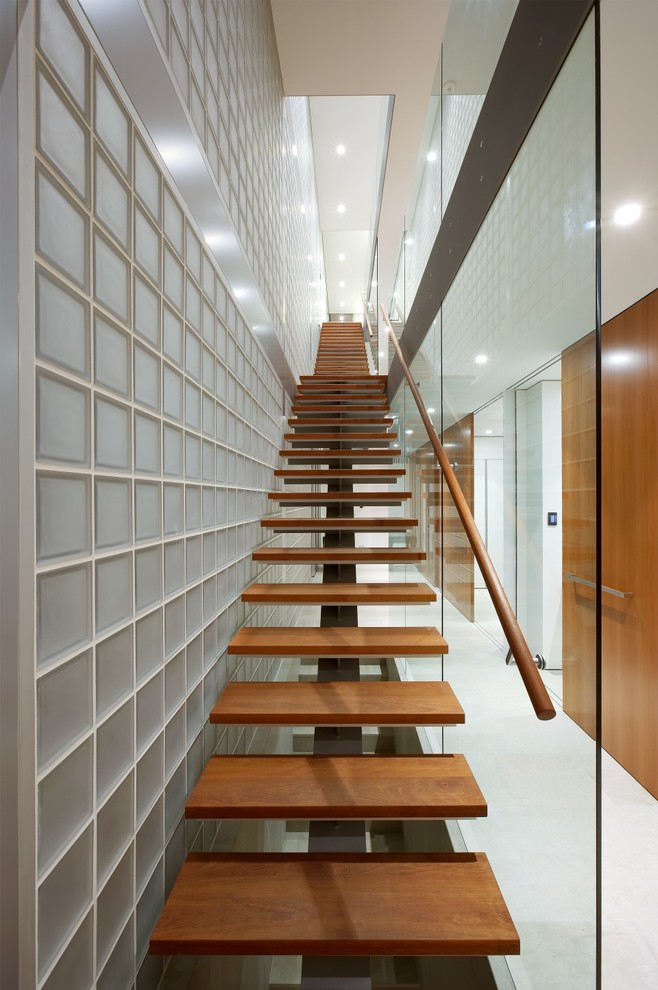 Inspiration för mellanstora moderna raka trappor i trä