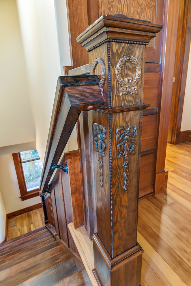 Пример оригинального дизайна: прямая деревянная лестница среднего размера в викторианском стиле с деревянными ступенями и деревянными перилами