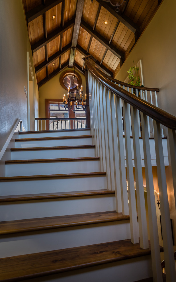 Свежая идея для дизайна: большая угловая лестница в стиле рустика с деревянными ступенями, крашенными деревянными подступенками и деревянными перилами - отличное фото интерьера