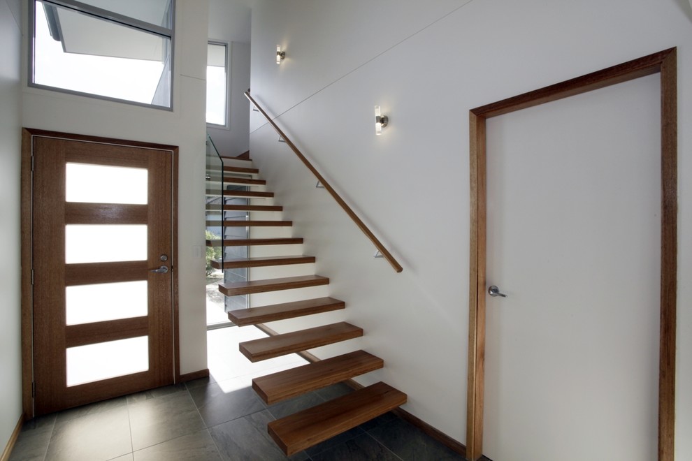 Ejemplo de escalera en L contemporánea sin contrahuella con escalones de madera