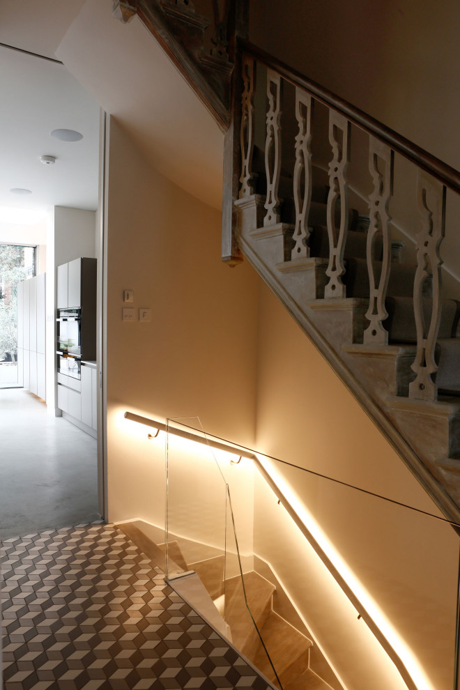 Стильный дизайн: угловая лестница среднего размера в современном стиле с деревянными ступенями и перилами из смешанных материалов - последний тренд