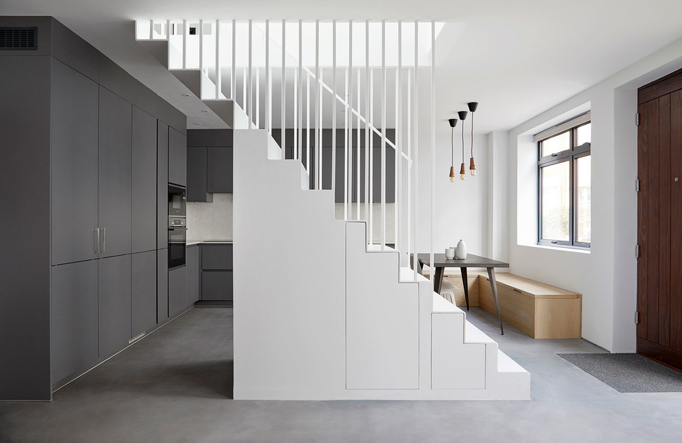 Свежая идея для дизайна: прямая лестница в современном стиле с кладовкой или шкафом под ней - отличное фото интерьера