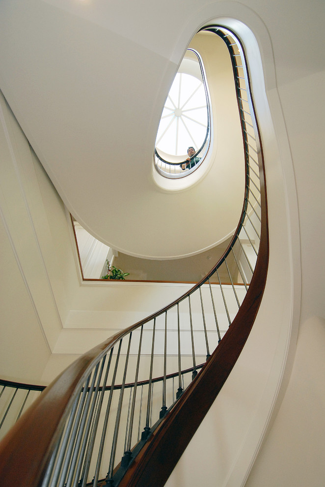 Свежая идея для дизайна: изогнутая лестница в стиле фьюжн - отличное фото интерьера