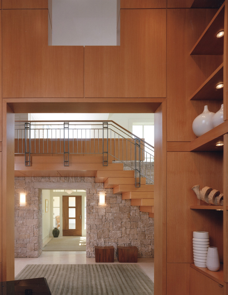 Идея дизайна: лестница в стиле рустика с деревянными ступенями