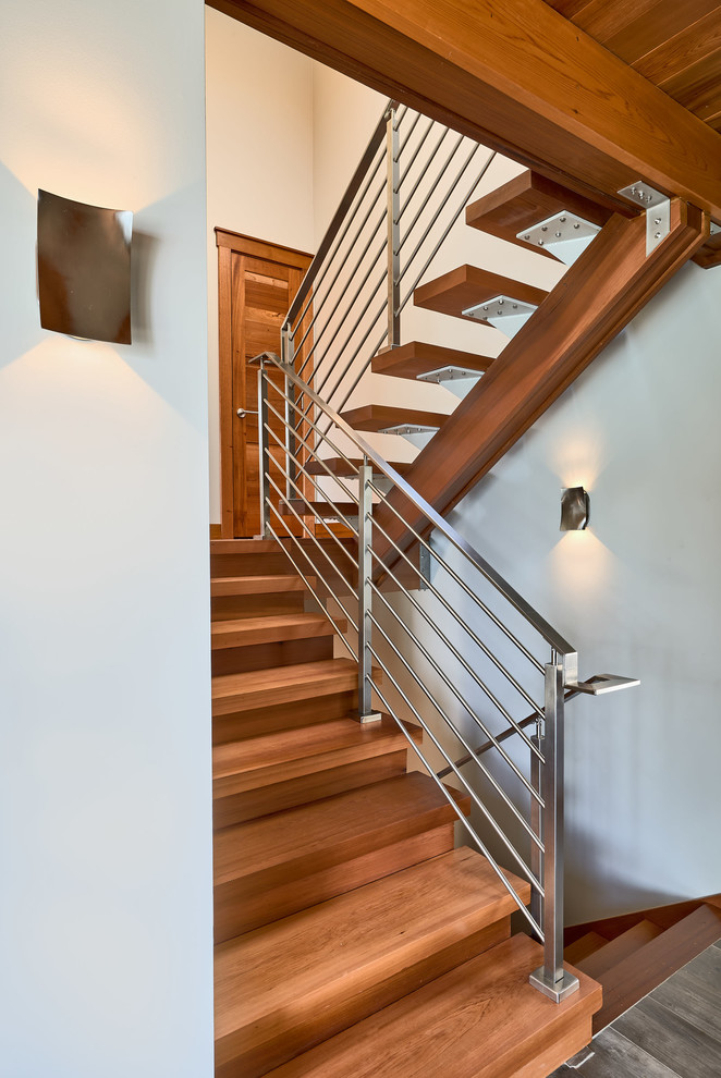Idées déco pour un petit escalier flottant classique avec des marches en bois, des contremarches en bois et un garde-corps en métal.