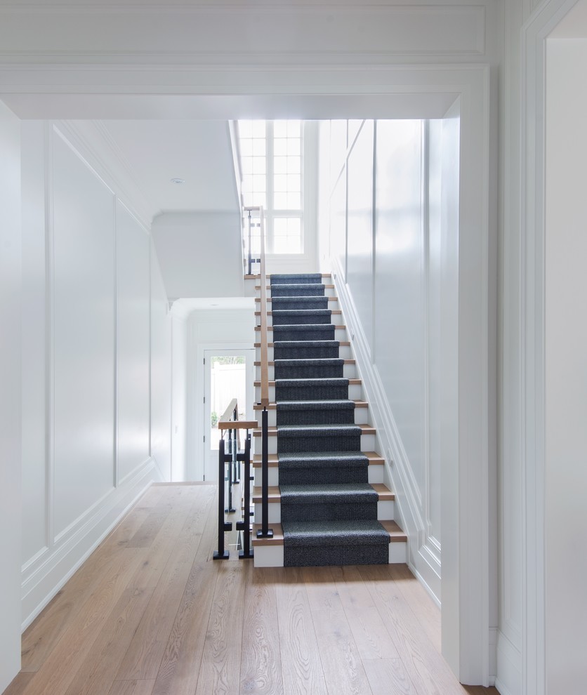 Источник вдохновения для домашнего уюта: большая прямая лестница в современном стиле с деревянными ступенями, крашенными деревянными подступенками и перилами из смешанных материалов