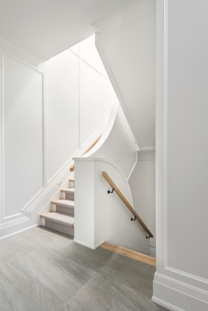 Idées déco pour un grand escalier peint droit contemporain avec des marches en bois et un garde-corps en bois.