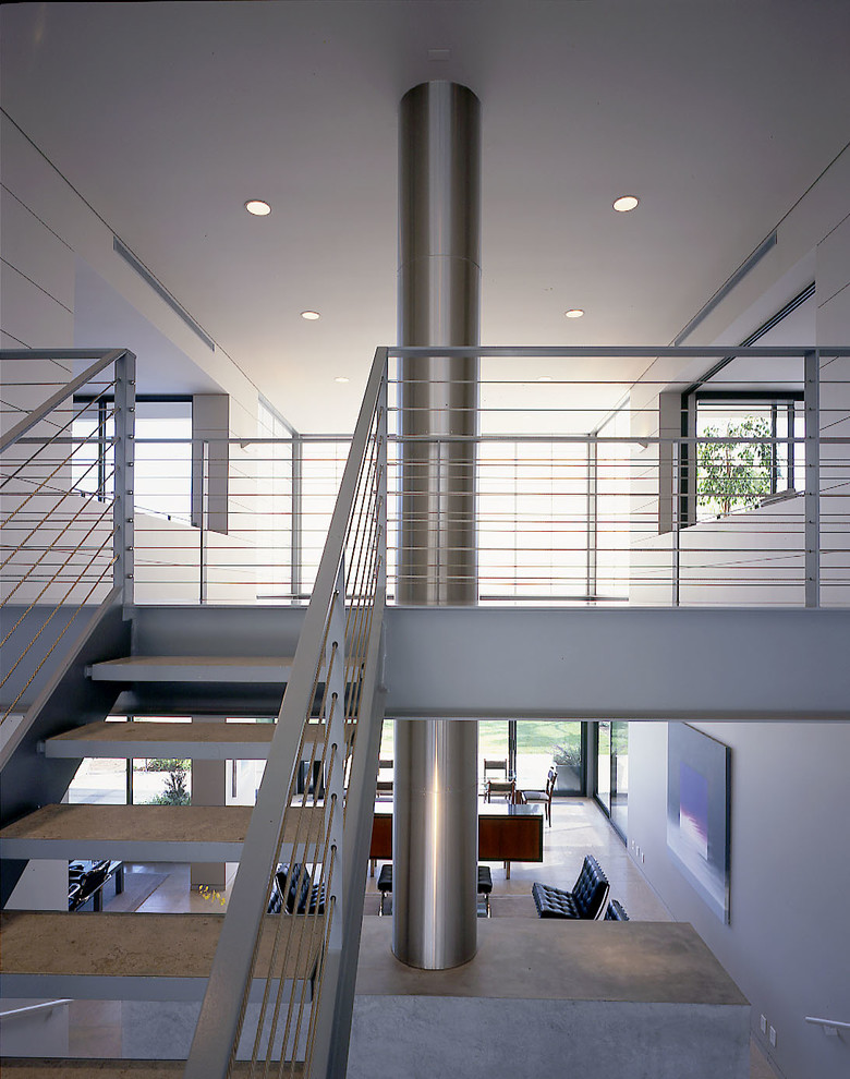 Стильный дизайн: большая прямая лестница в современном стиле с бетонными ступенями и перилами из тросов без подступенок - последний тренд