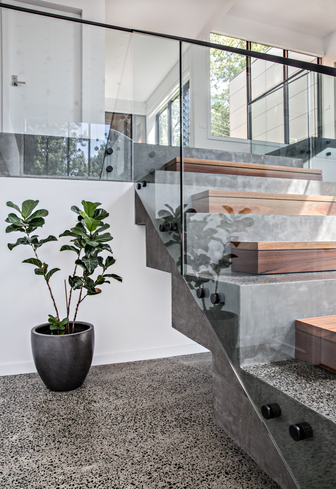 Стильный дизайн: маленькая прямая лестница в современном стиле с бетонными ступенями для на участке и в саду - последний тренд