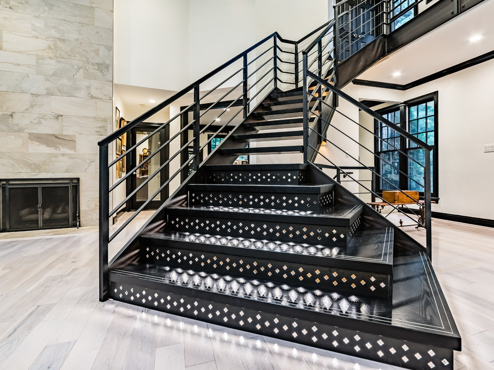 Свежая идея для дизайна: лестница на больцах, среднего размера в современном стиле с деревянными ступенями и перилами из смешанных материалов без подступенок - отличное фото интерьера