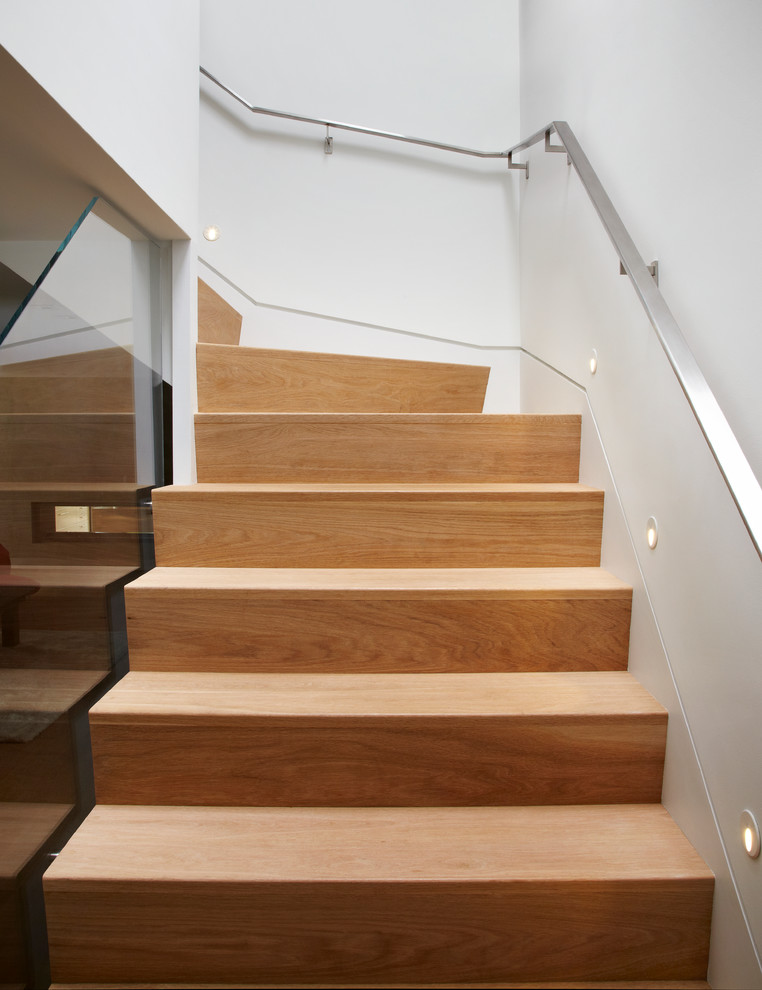 Kleine Moderne Holztreppe in U-Form mit Holz-Setzstufen in Toronto