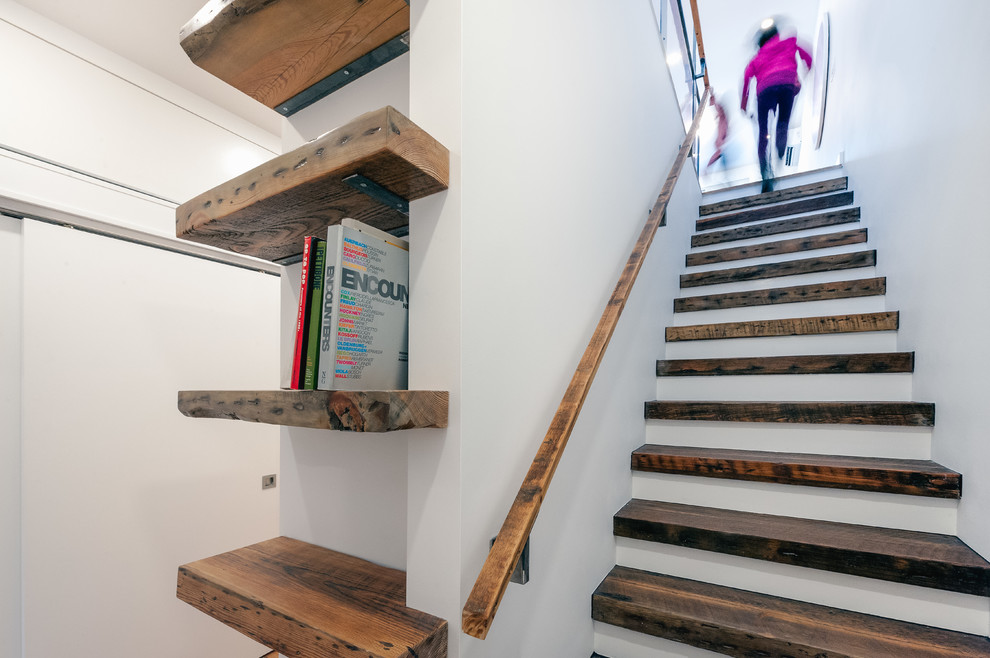 Diseño de escalera recta moderna grande con escalones de madera y barandilla de madera