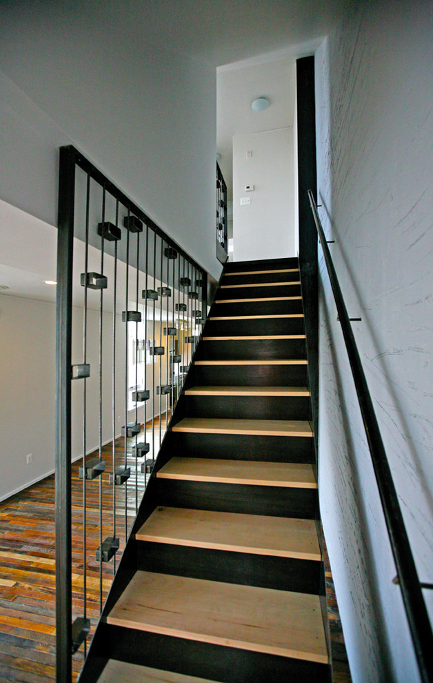 Foto de escalera recta urbana de tamaño medio con escalones de madera y contrahuellas de madera