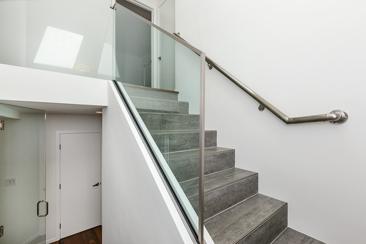 Mittelgroße Moderne Treppe in U-Form mit gefliesten Treppenstufen und gefliesten Setzstufen in San Francisco