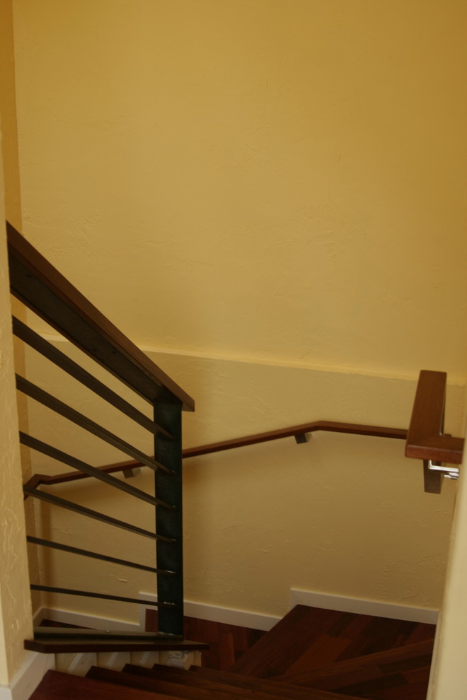 Imagen de escalera en U moderna pequeña con escalones de madera y contrahuellas de madera