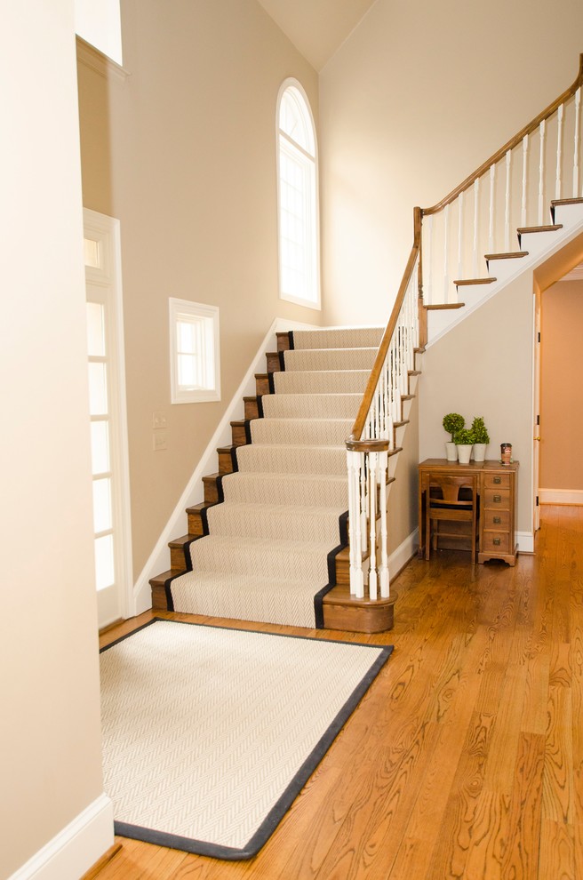 Großes Klassisches Treppengeländer Holz in L-Form mit Teppich-Treppenstufen und Holz-Setzstufen in Philadelphia