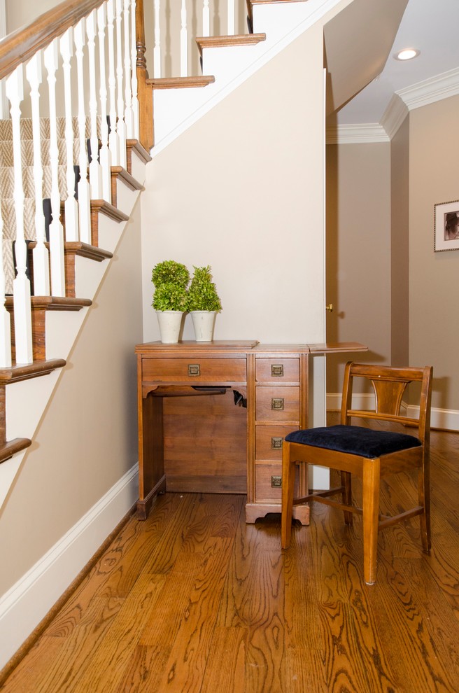 Imagen de escalera en L tradicional renovada grande con escalones enmoquetados, contrahuellas de madera y barandilla de madera