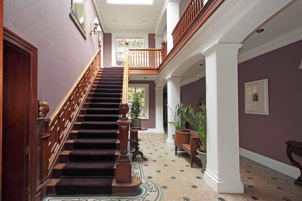 Свежая идея для дизайна: огромная прямая деревянная лестница в классическом стиле с деревянными ступенями - отличное фото интерьера