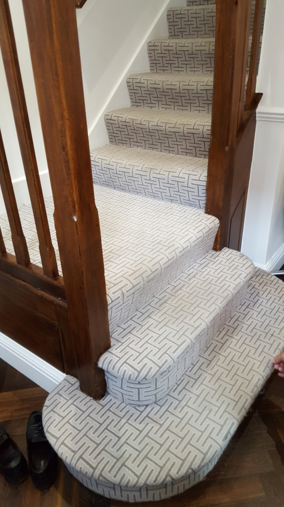 Inspiration pour un escalier design avec des marches en moquette et des contremarches en moquette.