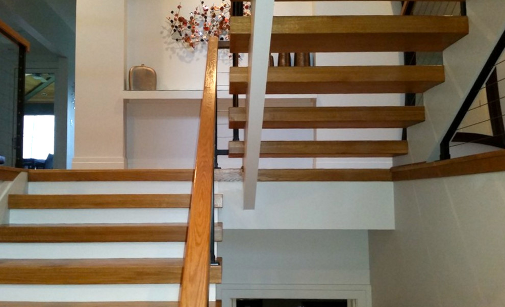 Modelo de escalera en U minimalista grande sin contrahuella con escalones de madera