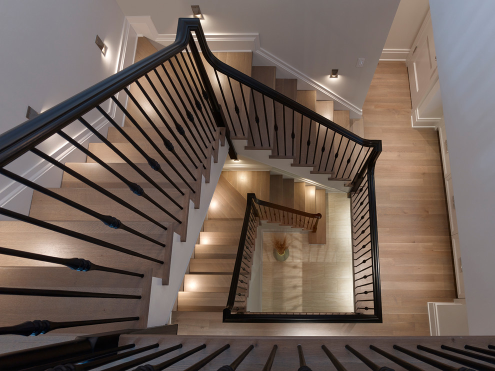 Diseño de escalera marinera con escalones de madera, contrahuellas de madera y barandilla de metal