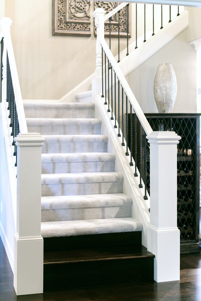 ポートランドにあるトランジショナルスタイルのおしゃれな階段の写真