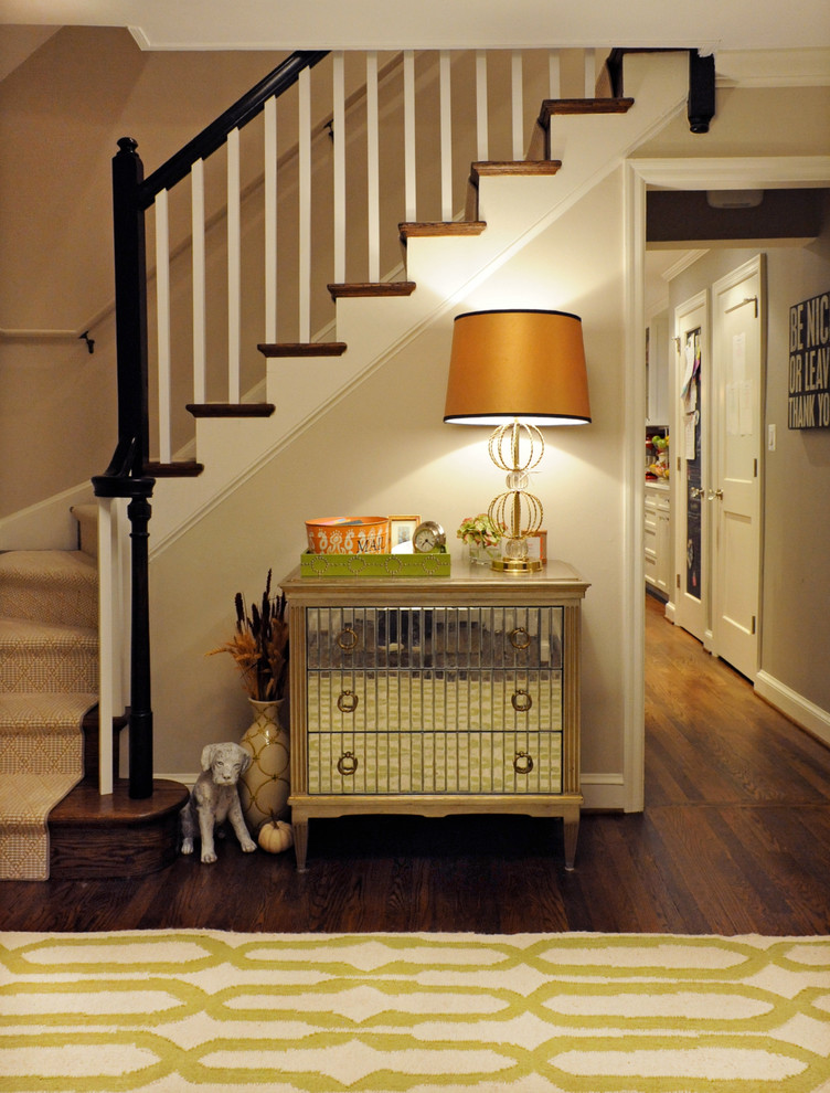 Idée de décoration pour un escalier tradition en L avec des marches en moquette, des contremarches en moquette et éclairage.