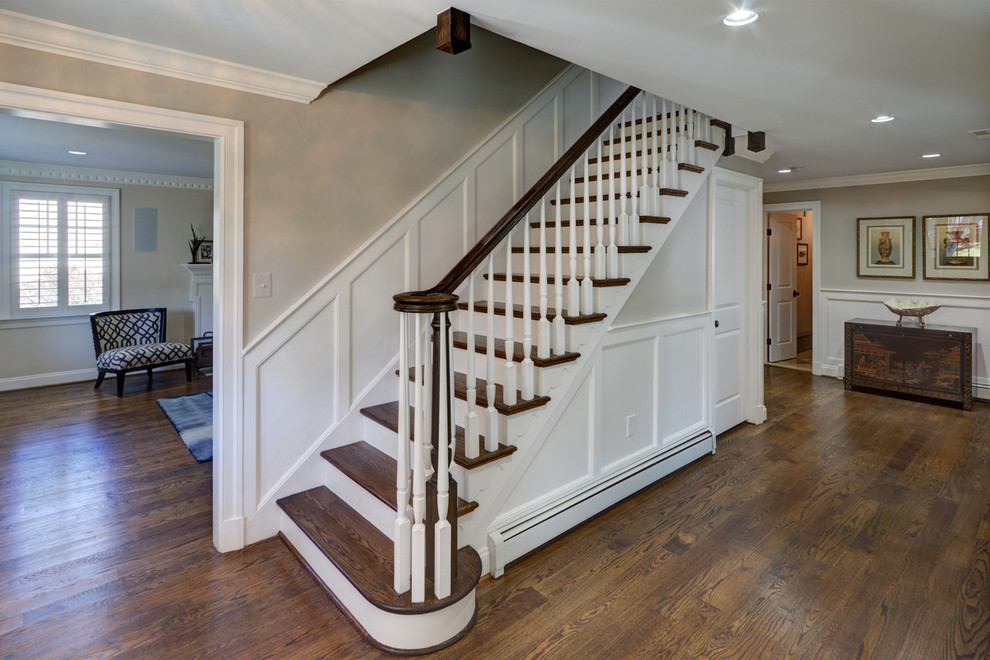 Imagen de escalera recta tradicional renovada con escalones de madera y contrahuellas de madera pintada