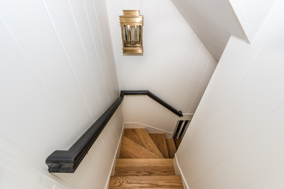 Idée de décoration pour un escalier peint tradition en L de taille moyenne avec des marches en bois.