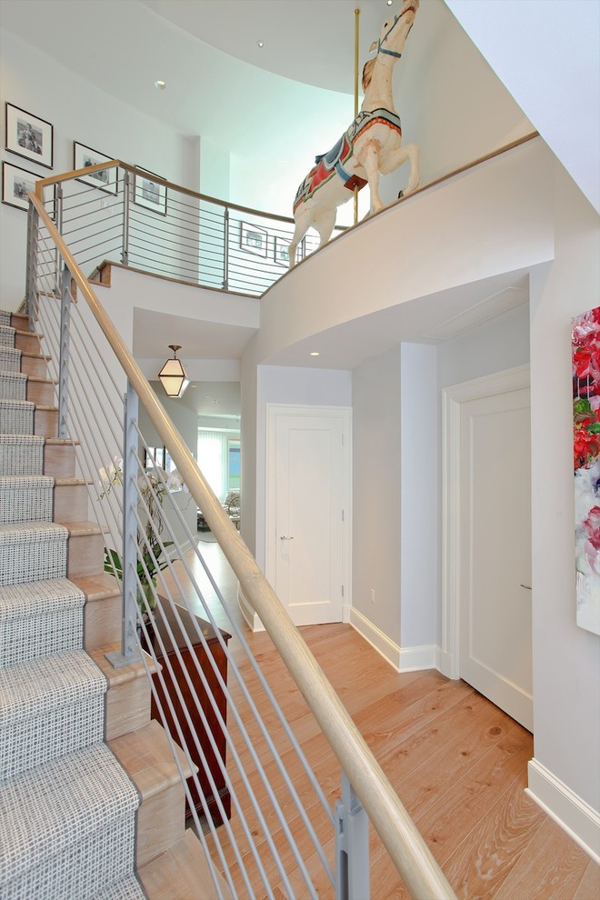 Cette image montre un escalier courbe design de taille moyenne avec des marches en bois et des contremarches en bois.