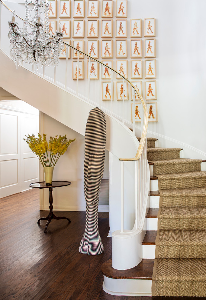 Свежая идея для дизайна: большая изогнутая лестница в стиле неоклассика (современная классика) с деревянными ступенями и крашенными деревянными подступенками - отличное фото интерьера