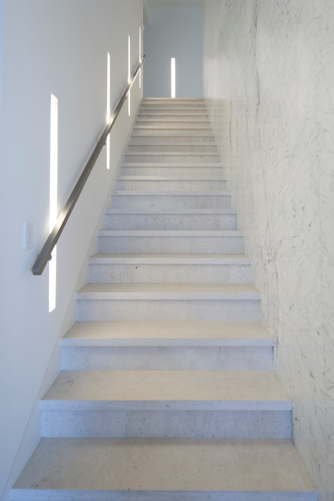 На фото: большая прямая лестница в современном стиле