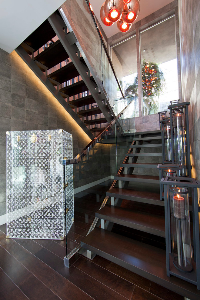 Стильный дизайн: огромная угловая лестница в современном стиле с деревянными ступенями - последний тренд