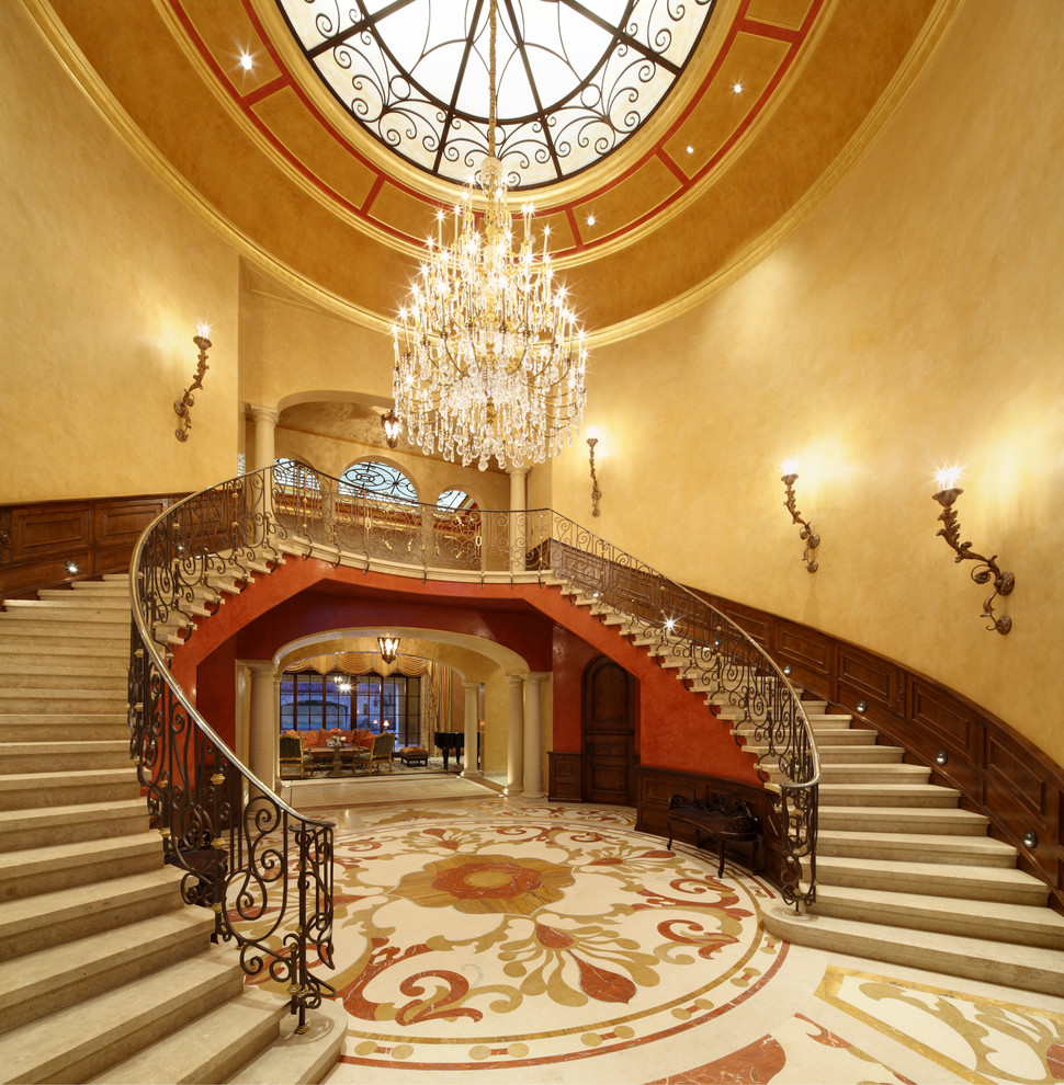 Gewendelte, Geräumige Klassische Treppe mit gefliesten Treppenstufen und gefliesten Setzstufen in Los Angeles